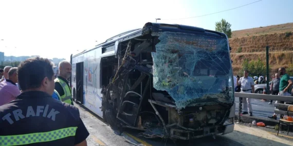 Küçükçekmece’de Korkunç Metrobüs Kazası: 1 Ölü, 50 Yaralı