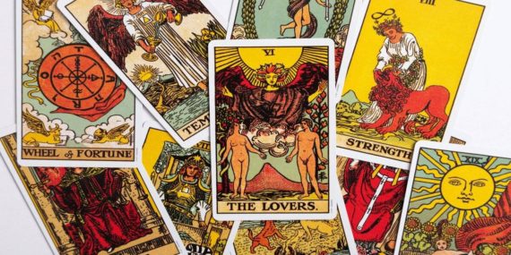 Tarot Kartları Neyi Anlatır? Tarot Gerçekten Geleceği Gösterir mi?