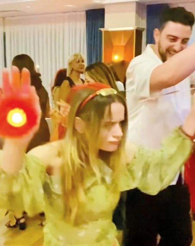 Joey King'in Ablası Kelli King, Osman Yılmaz Karaosmanoğlu ile Evlendi