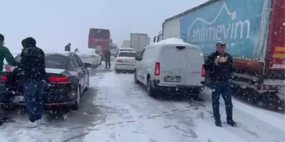 Ankara-İstanbul Yolunda Kar Engeli: Trafik Durma Noktasında!