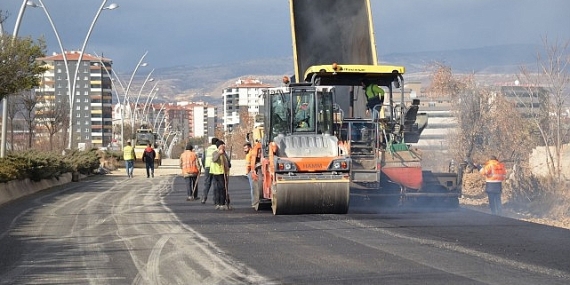 Kahramankazan Belediye Başkanı Selim Çırpanoğlu, Yıldırım Beyazıt Mahallesi’nde yürütülen asfalt çalışmalarını yerinde inceledi.