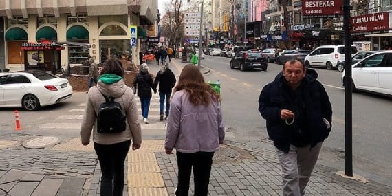 Can F. Kennedy Caddesi’nde Akşam Eğlencesi: Canlı Müzik ve Barlar