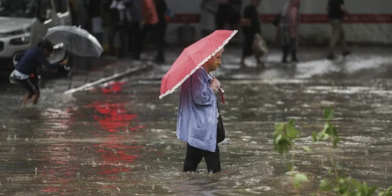 Yağmurun şiddeti Başkentlilere zor anlar yaşattı