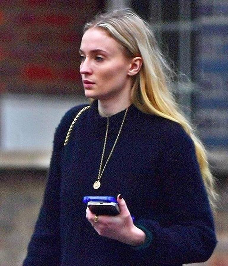 Sophie Turner'ın Boşanma Deneyimi ve Bekar Anne Olmanın Zorlukları