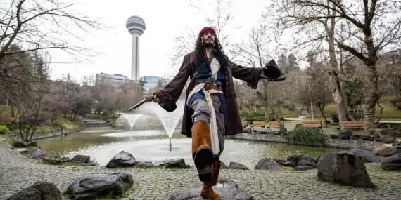 Jack Sparrow Kostümüyle Ankaralıları Şaşırtan CNC Ustası Ersin Tarhan’ın Sokak Serüveni