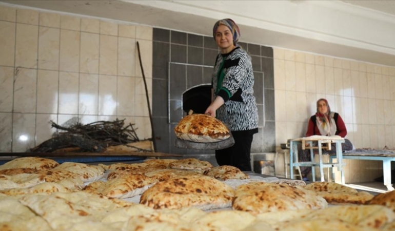 ankaranin-cubuk-ilcesinde-ramazan-bereketi-kadinlar-imece-usulu-doseme-ekmegi-yapiyor-sY8Ci5pQ.jpg