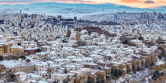 Başkent Ankara, kar yağışıyla beyaza büründü , kartpostallık görüntüler oluştu